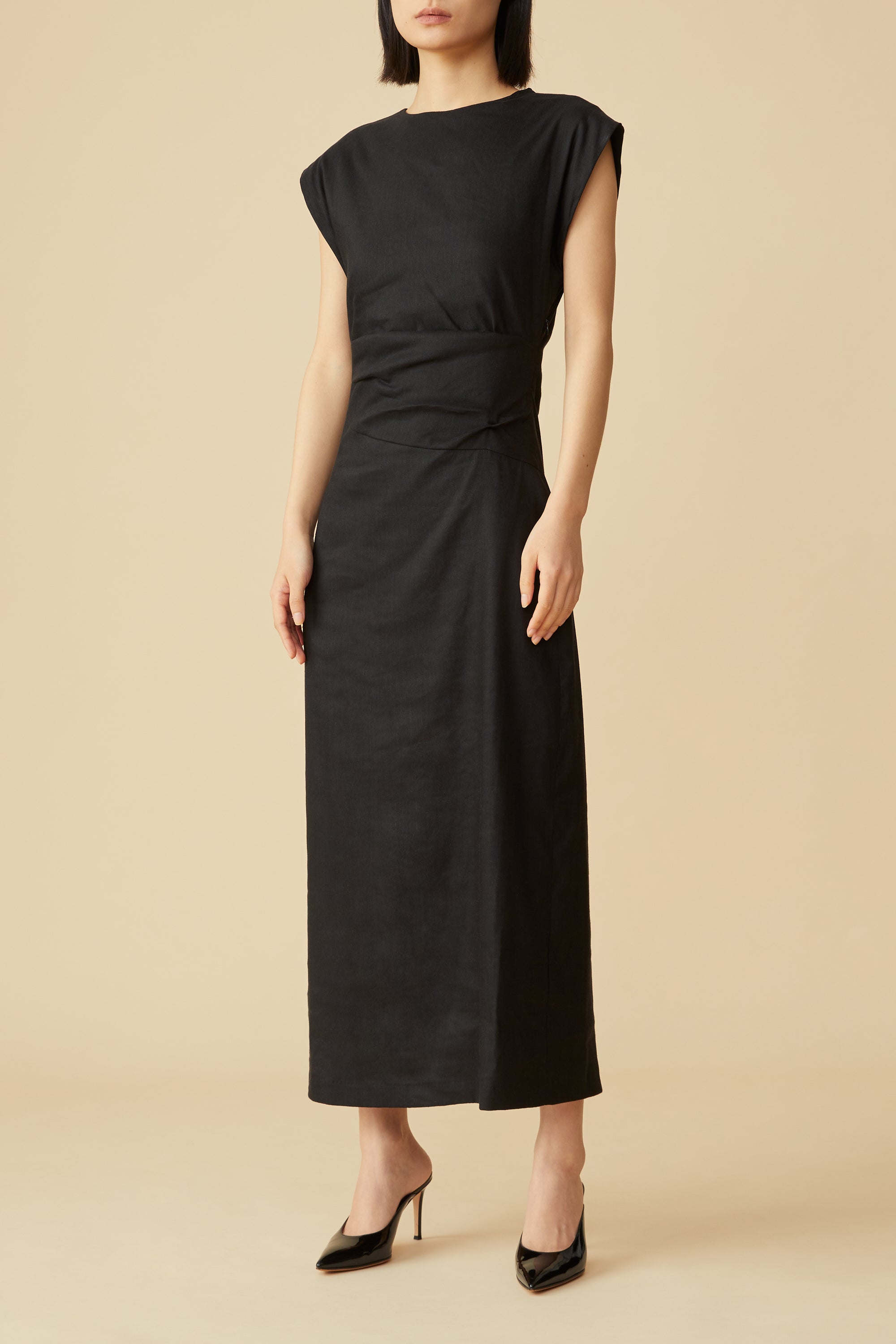 Lonoco's Gianna Linen Midi Dress in Black