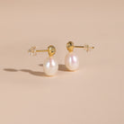 LONOCO | The Sana Stud Earrings with Freshwater Baroque Pearls