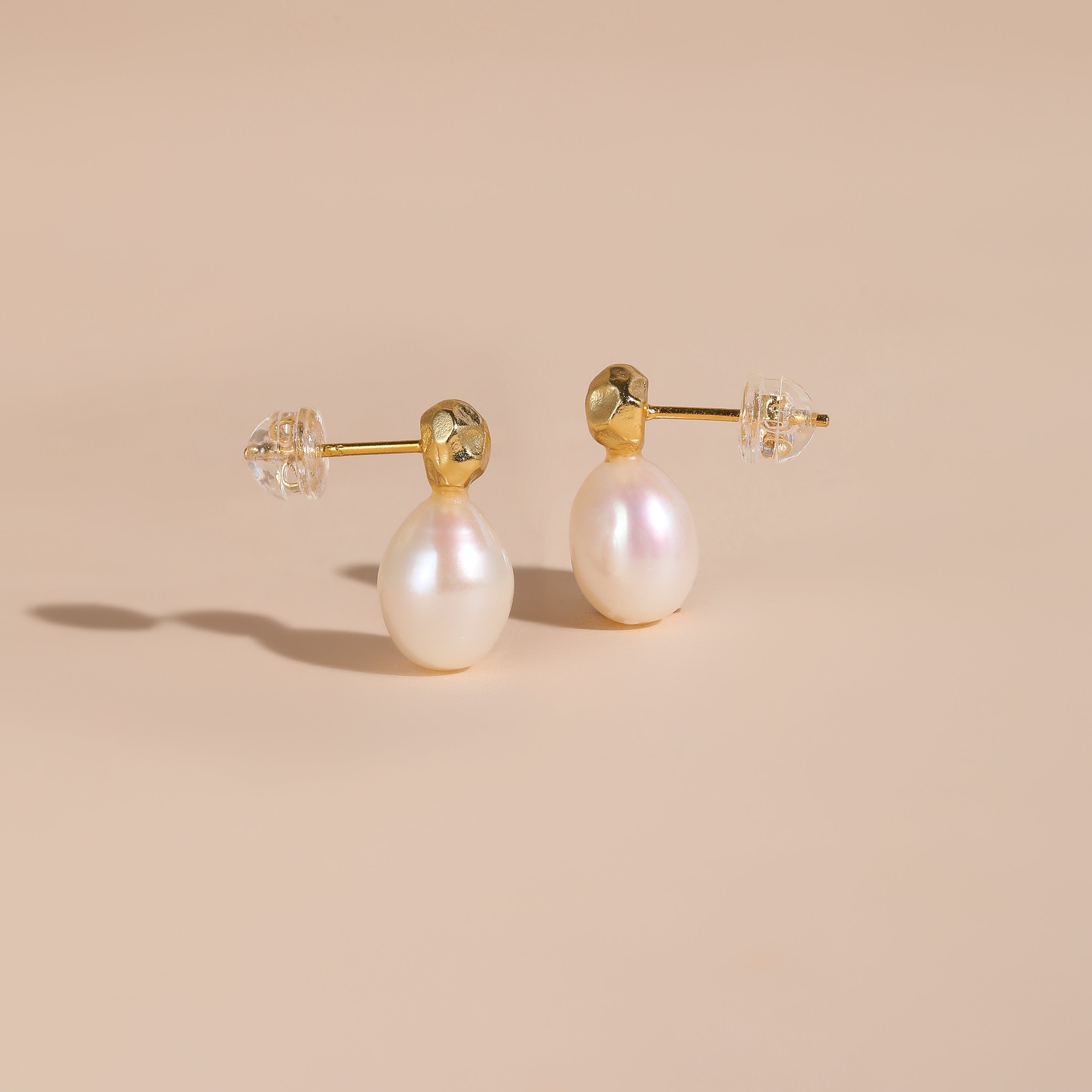 LONOCO | The Sana Stud Earrings with Freshwater Baroque Pearls